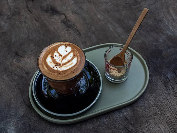 Caffè Mocha su sfondo tavolo in legno . — Foto Stock