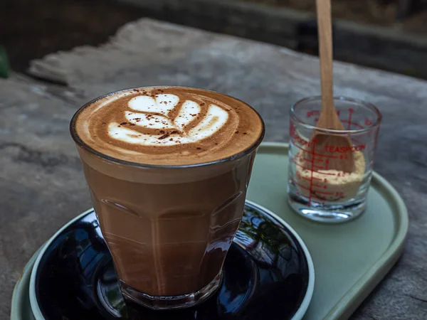 Caffè Mocha su sfondo tavolo in legno . — Foto Stock