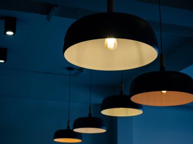 Koyu mavi odada güzel yuvarlak tavan lambaları.