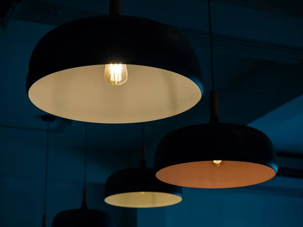 Mooie ronde moderne plafondlampen in donkerblauwe kamer backgroun — Stockfoto