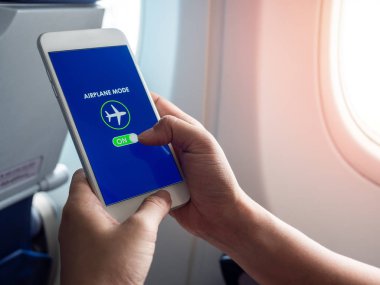 Uçuş modu kavramı. El ele tutuşup beyaz telefonları açtık.