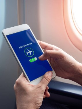 Uçuş modu kavramı. El ele tutuşup beyaz telefonları açtık.
