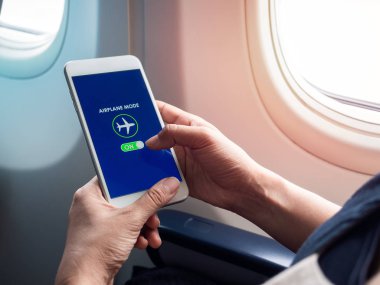 Uçuş modu kavramı. El ele tutuşup beyaz telefonları açtık.