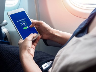 Uçuş modu kavramı. El ele tutuşup beyaz telefonları açtık.