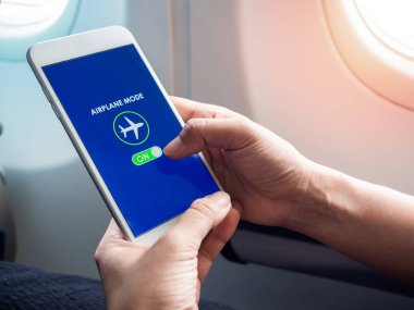 Uçuş modu kavramı. El ele tutuşup beyaz telefonları açtık.