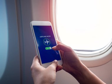 Uçuş modu kavramı. El ele tutuşup beyaz telefonları açtık.