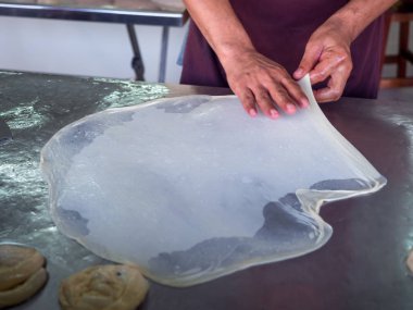 Roti yapımı, Roti yapımı un. Roti yapımı yağlı. Hint yemeği.