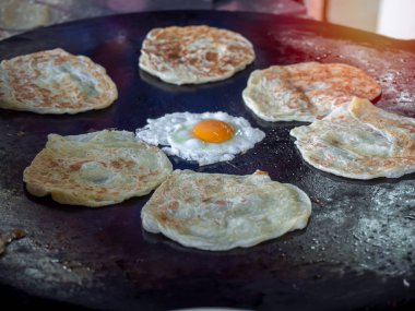 Roti Make, Roti ve tavada kızarmış yumurta..