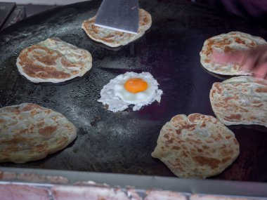 Roti Make, Roti ve tavada kızarmış yumurta..