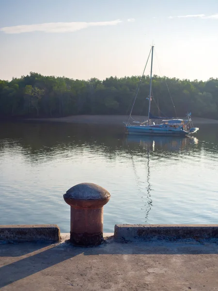 Bolardo viejo sin cuerda de amarre en el puerto de hormigón en la orilla del río w — Foto de Stock