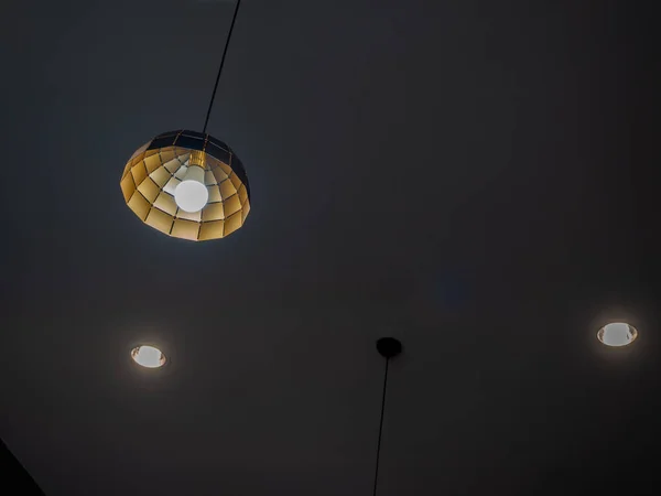 Moderna Plafoniera Appesa Soffitto Con Downlight Camera Buia Con Spazio — Foto Stock