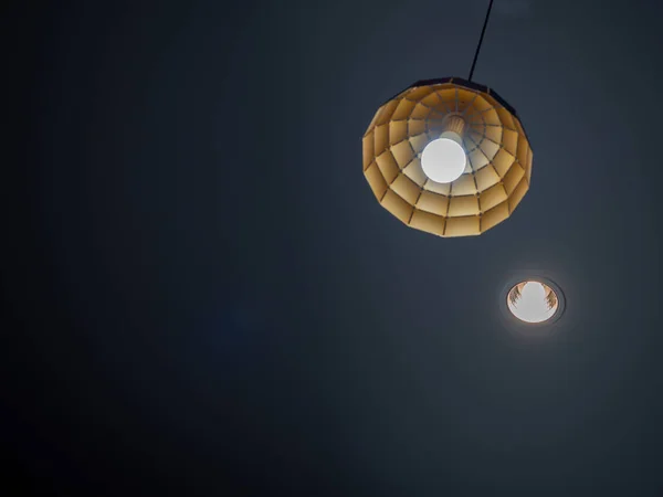 Modern Mennyezeti Lámpa Lóg Mennyezetről Mélysugárzóval Sötét Szobában Másolás Tér — Stock Fotó