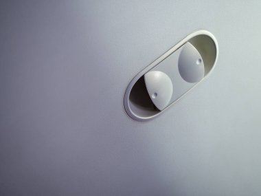 Yakın plan el bagajı kabin ekonomi sınıfı düşük maliyetli ticari uçak.