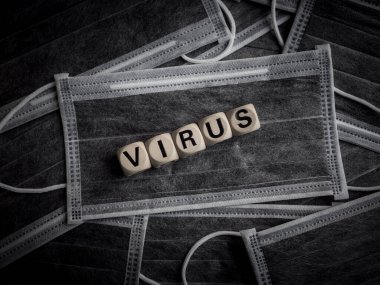 Coronavirus veya Covid-19 konsepti. Tahta küpler birçok koruyucu yüz maskesi arkaplanına 