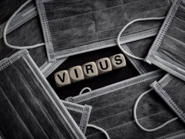 Coronavirus veya Covid-19 konsepti. Tahta küpler birçok koruyucu yüz maskesi arkaplanına 