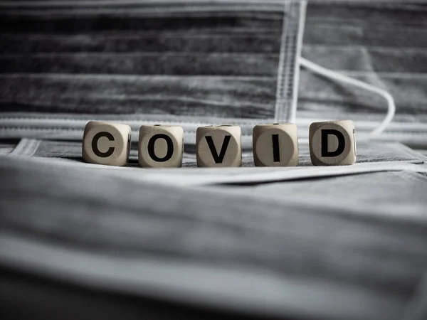 Coronavirus Covid Concept Houten Kubussen Tekst Covid Beschermende Gezichtsmasker Achtergrond — Stockfoto