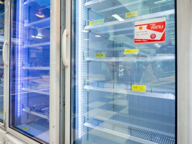 Bangkok, Tayland - 25 Mart 2020: Bangkok, Tayland 'da koronavirüs salgını sırasında ülke kapatıldığında süpermarkette dondurulmuş gıda rafı.