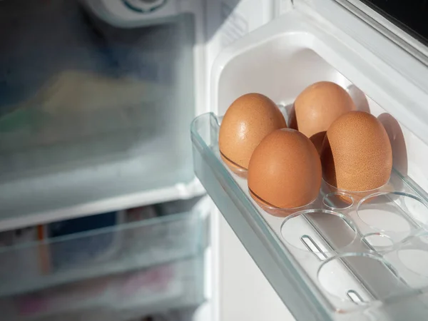 Quatro Ovos Galinha Frescos Prateleira Refrigerador Branco Com Espaço Cópia — Fotografia de Stock