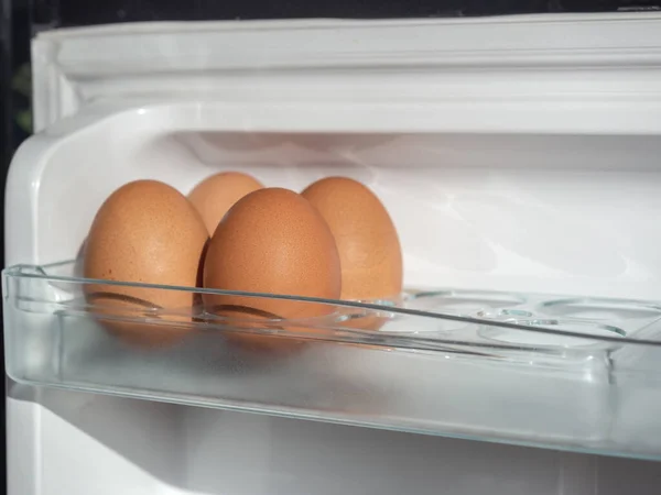 Quatro Ovos Galinha Frescos Prateleira Refrigerador Branco — Fotografia de Stock