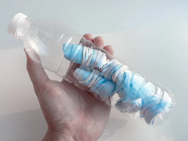 Используемая Концепция Маски Рука Держит Пластиковую Бутылку Сложенной Использованной Защитной — стоковое фото