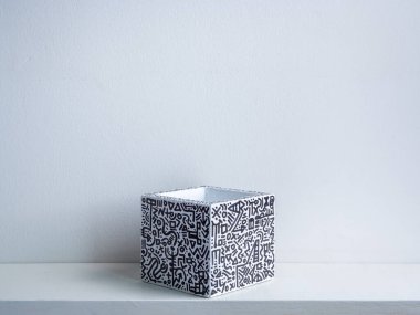 Kaktüs tenceresi. Beton çömlek. Beyaz beyaz, modern grafik desenli, beyaz ahşap rafta beyaz duvar arka planında izole edilmiş geometrik beton ekicisi..