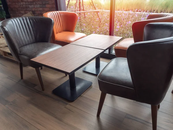 Lederen Stoelen Retro Stijl Oranje Zwarte Kleuren Lege Houten Tafel — Stockfoto