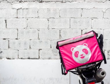 Bangkok, Tayland - 18 Nisan 2020: Food Panda Teslimatı, yiyecek teslimatı için motorsikletli adam, akıllı telefon uygulaması.