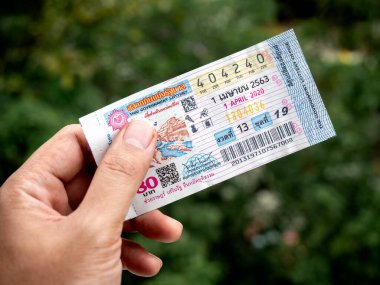 Bangkok, Tayland - 14 Nisan 2020: 1 Nisan 2020 tarihli Tayland Piyangosu. 1 Nisan 'da yapılması planlanan Tayland Ulusal Piyangosu 2 Mayıs' ta gerçekleşecek ve ertelenebilir çünkü Covid-19 koronavirüs salgınının etkileri.