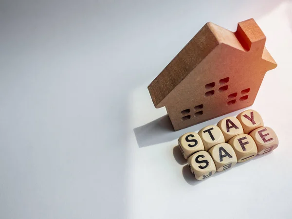 Zachowaj Ostrożność Słowo Stay Safe Drewnianym Domu Izolowane Białym Tle — Zdjęcie stockowe