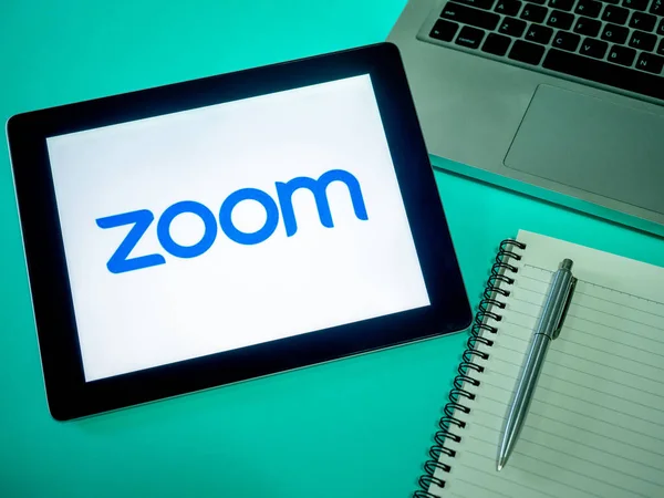 2020 파란색 배경에 노트북 컴퓨터가 태블릿의 그라운드에 Zoom 비디오 콘퍼런스 — 스톡 사진