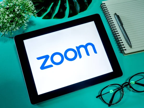 Bangkok Thailand April 2020 Zoom Logo Witte Achtergrond Tablet Met — Stockfoto