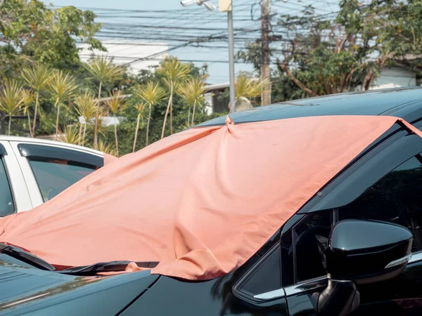 日差しからの熱保護のための車のフロントウィンドウに覆われた赤い生地 車のサンシェードフロントガラスの日焼け止めシンプルなスタイル — ストック写真