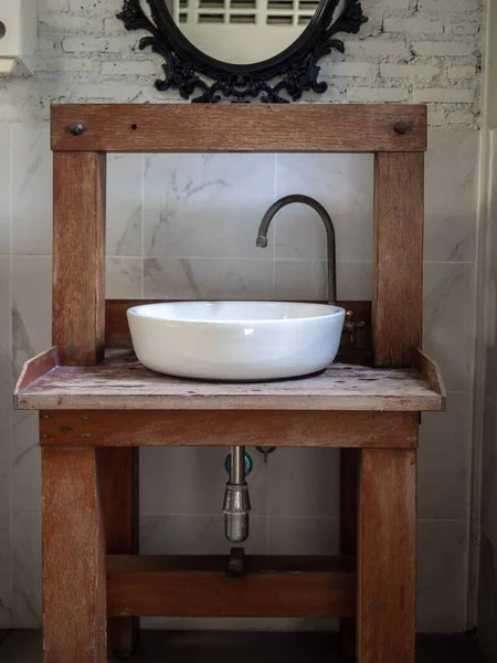 Beyaz Temiz Seramik Lavabo Banyosu Antika Ahşap Masa Üzerindeki Musluk — Stok fotoğraf