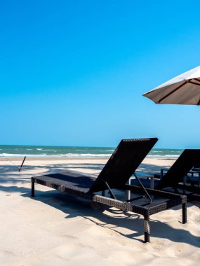 Boş ahşap yatağı kumsalda mavi gökyüzü arka planında.