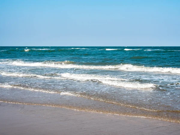 Морський Пейзаж Морські Хвилі Ламаються Березі Чистим Пляжем Фоні Блакитного — стокове фото
