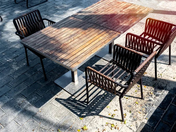 Lege Houten Eettafel Houten Stoelen Vloer Met Strand Zand Buurt — Stockfoto