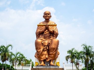PATHUM THANI, THAILAND 2 Mayıs 2020. Büyük Buda Somdej Toh, resmi adıyla Phra Buddhacharn Toh Phomarangsi, Pathum Thani, THAILAND 'daki Wat Bot Tapınağı' nda..