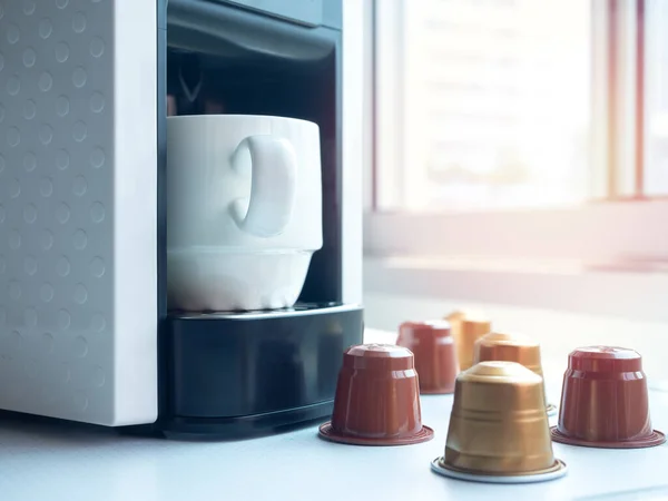 Weiße Kaffeetasse Aus Keramik Auf Kaffeemaschine Und Espresso Kapseln Auf — Stockfoto