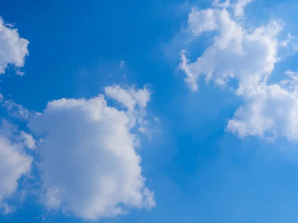 Blauer Himmel Hintergrund Mit Weissen Wolken Im Sonnenschein Tag Sommer Natur Stock Photo 193615554