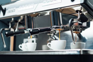 Beyaz kübü dipsiz bir iskeleden espresso özütü.