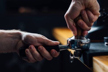 koyu bir arka planda iskele filtresindeki kahveyi ısıtmak