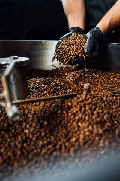 Arbeiter nahm frisch gerösteten Kaffee, um die Qualität des Mixers zu überprüfen — Stockfoto