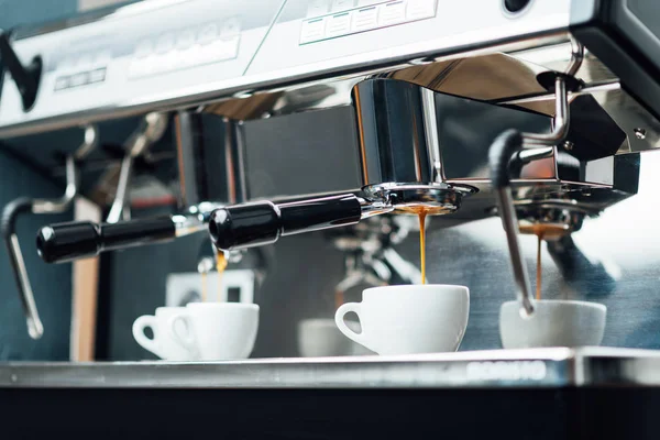 Beyaz kübü dipsiz bir iskeleden espresso özütü.