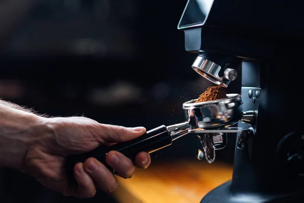 Darált kávé, darálóval ellátott portafilterbe öntve — Stock Fotó