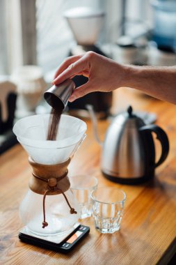 Alternatif bir yöntemle kahve yapmak, öğütülmüş kahve dökmek...