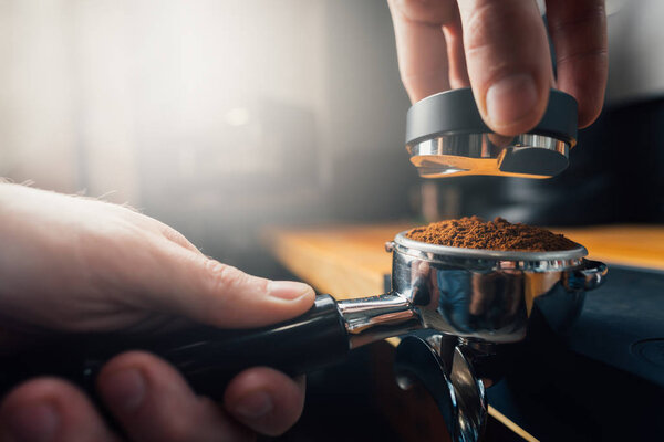 выравнивание кофе в портативном фильтре с помощью специальной порошковой диски
