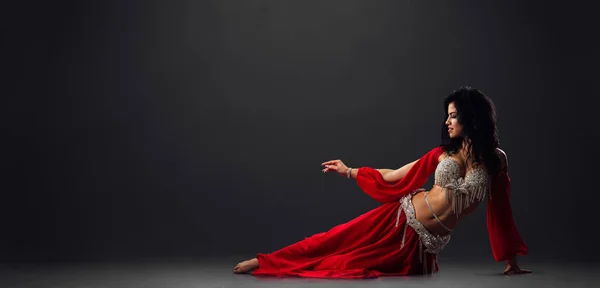 Žena v červených arabských šatech tanec orientální tance ve stáncích — Stock fotografie