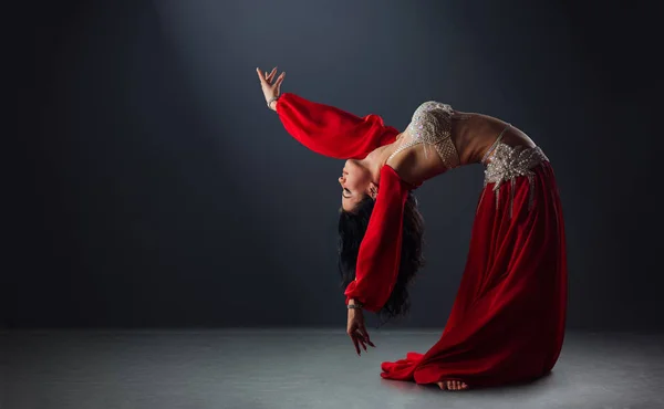 Krásná černošky-vlasy dívka v červené etnické šaty tanec orientální — Stock fotografie