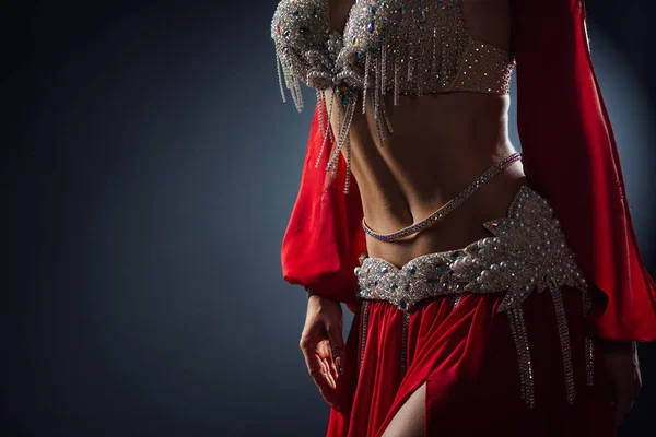 Krásné břicho tanec dívky v červené zdobené etnické šaty — Stock fotografie