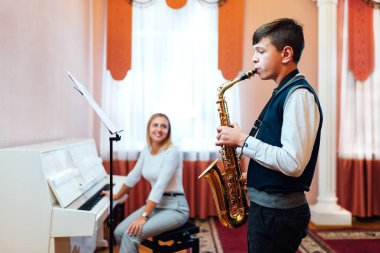 Saksafon dersindeki bir öğrenci, eşlik etmeyi öğrenir.